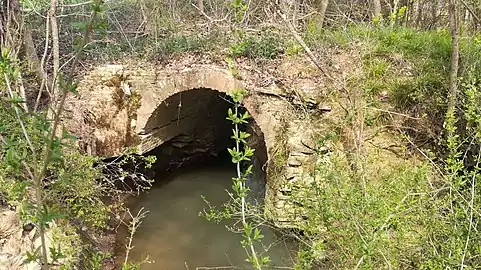 Le pont Romain du Marguestaud  Briques manquantes sous l'arche, sur une bonne hauteur...