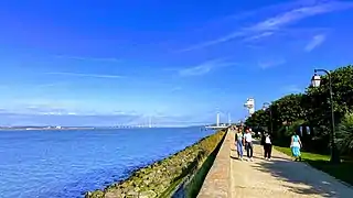 Vue du Pont de Normandie depuis la promenade le long du Jardin des Personnalités, à Honfleur