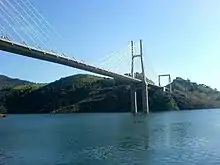 Photo en couleurs d'un pont à hauban au-dessus d'une étendue d'eau