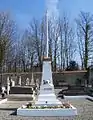 Le monument aux morts au cimetière.