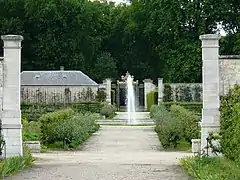 Allée centrale, jet d'eau, et grille du Roi, entre le potager et la pièce d'eau des Suisses.