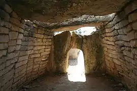 Vue intérieure vers l'entrée du dolmen de Gallardet, France.