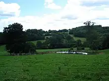 Vue de la source et du chêne au milieu du pré.