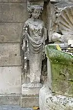 Sculpture représentant une femme.