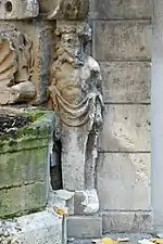 Sculpture représentant un homme.