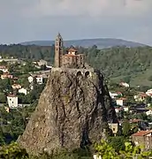 Église Saint-Michel d'Aiguilhe, Le Puy-en-Velay, au centre.