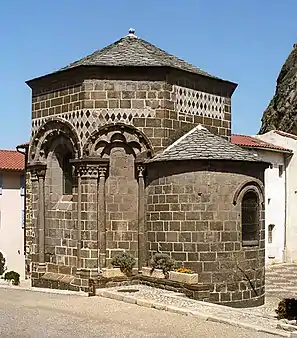 Arcs trilobés sur les façades de la chapelle Saint-Clair d'Aiguilhe.