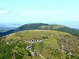 Vue du puy de Clierzou depuis le Grand Suchet avec le puy des Goules et le Grand Sarcouy en arrière-plan.