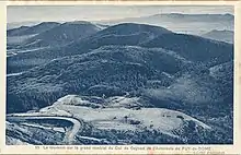 Vue plongeante depuis la route du puy de Dôme sur le col de Ceyssat et les autres dômes de la chaîne des Puys en direction du sud.