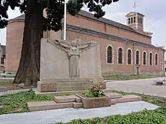 Le monument aux morts et l'église.