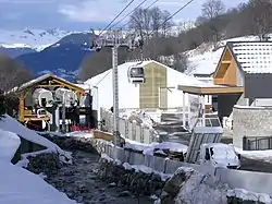 Début de la troisième et dernière section de la télécabine à la gare intermédiaire du Raffort au-dessus du Doron des Allues.