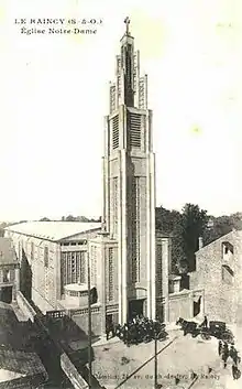 L'église sur une carte postale ancienne en noir et blanc, jaunie.