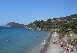 Partie ouest de la plage du Canadel. À l'arrière-plan, le cap Nègre.