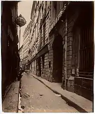 Eugène Atget : La rue Quincampoix, vue de la rue des Lombards (1908)