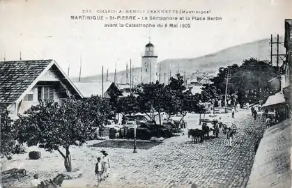 Le hangar de la compagnie Girard et le phare-sémaphore vus du sud de la place Bertin.