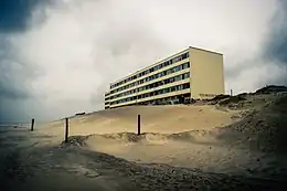 vue d'un immeuble assez délabré sur le bord des plages.