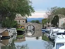 photographie du canal et du pont de pierre l'enjambant