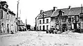 La place centrale du bourg du Sourn au début du XXe siècle (carte postale A. Waron).