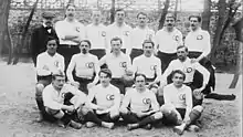 L'équipe française de rugby, le futur champion olympique, avant le match contre l'Allemagne au Vélodrome Municipal de Vincennes le 14 octobre 1900. Debout à l'extrême gauche, l'arbitre Thomas Fuller Potter.