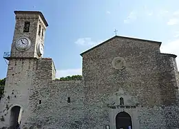 La façade et le clocher de l'église Notre-Dame-de-l'Espérance à l'avant de l'esplanade de la citadelle.