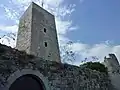 La tour du Suquet au sommet de la colline, offrant une vue panoramique sur la mer, la ville et l'arrière-pays.