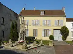 Monument aux morts et maison, rue de Paris