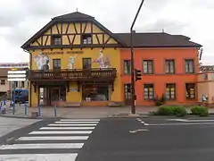 Façades sur rue principale.