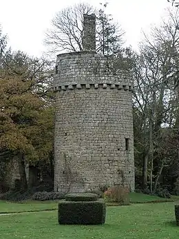 Le donjon ruiné du château du Tiercent (XVe siècle).