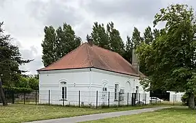 Le bâtiment de service.