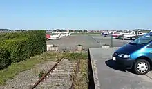 La voie traversant le tarmac de l'aéroport.