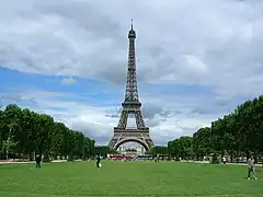 La Tour Eiffel au Champ de Mars.
