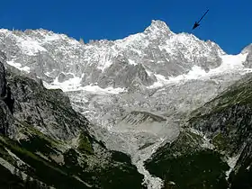 L'aiguille de l'A Neuve, à côté du Tour Noir, est indiquée par une flèche noire.