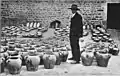 Marchand de poteries, un jour de marché à Corlay (vers 1903).