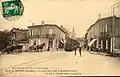 Un train traverse le bourg du Tourne.