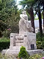 Le monument aux morts à proximité de l'église (août 2015)