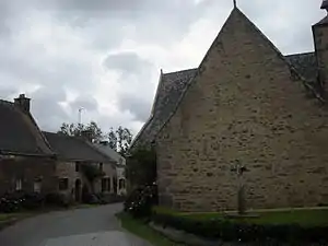 Le transept nord est en retrait du chevet.La croix monolithe porte un christ sculpté (XIVe siècle).