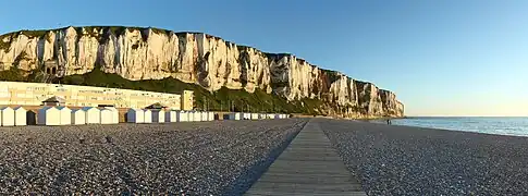 Le Tréport, falaise du Coniacien (87 Ma) à piédestal résistant (ressaut basal turonien, (90 Ma).