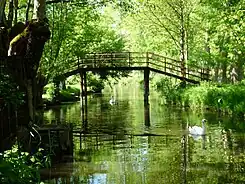 Passerelle au-dessus d'un canal dans la « Venise verte » - Le Marais Poitevin