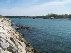 La passe des Abîmes, à l'extrémité sud-ouest de l'étang du Ponant, par laquelle une partie du Vidourle se jette dans la mer Méditerranée.