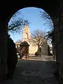 Vue de la place des Micocouliers avec l'église Saint-Michel et la fontaine.