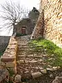 Montée vers l'entrée sud du Portalet longeant le barri sud.