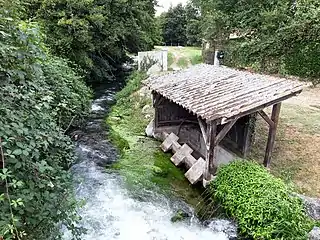 Le ruisseau du Vignac et son lavoir.