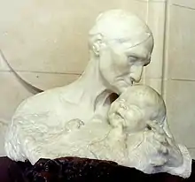 Buste d'une vieille femme déposant un baiser sur le front d'un bébé rieur.