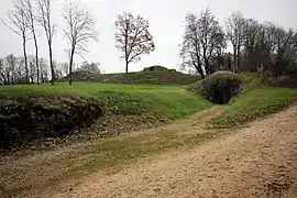 Le bloc de béton spécial du monte charge du magasin sous roc.