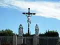 Le calvaire à l'entrée du cimetière et près de l'église.