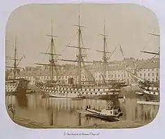 Le canot impérial et le vaisseau l'Impérial dans le port de Brest en août 1858.