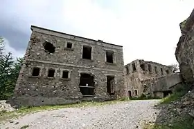 Le casernement du réduit de Roche-la-Croix, datant du système Séré de Rivières.