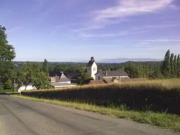 Le centre du village de Saint-Armou, vu depuis le haut.