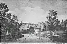 Gravure montrant un château à l'arrière-plan, vu du parc, avec de grands arbres encadrant un canal surmonté d'un petit pont en pierre.