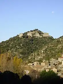 Les vestiges du château de Termes dominant le village.